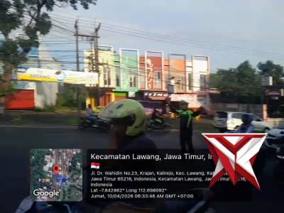 Personil Polsek Lawang Lakukan Pelayanan Rutin Pengaturan Lalu Lintas di Pagi hari di Daerah Lawang