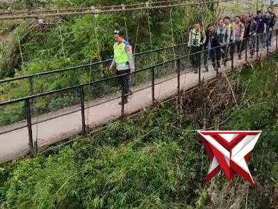 PERSONIL MUSI RAWAS MELAKUKAN RENOVASI JEMBATAN