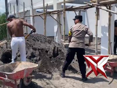 Anggota Polsek Jatiroto membantu masyarakat