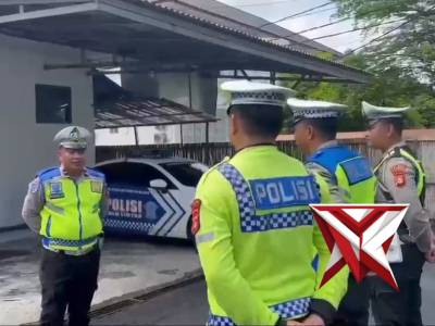 Personel Lantas Cek TKP Laka Lantas di Tol Kayuagung - PoliceTube