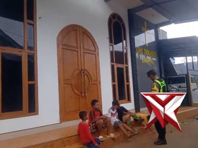 Bhabinkamtibmas Polsek Bawang Ajak Anak-Anak Lebih Disiplin dan Tertib - PoliceTube