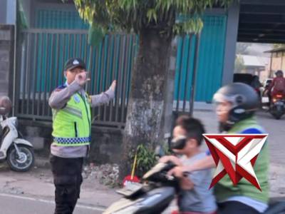 Pengaturan Arus Lalin di Depan SD NU Kepanjen