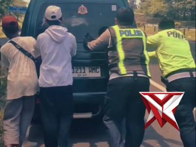 Anggota Polres Subang Memberikan Bantuan Kepada pemudik yang kendaraan Mogok