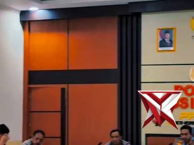 Bila ada permasalahan dan butuh bantuan Polisi silakan hubungi :
Call center : 110 ( Bebas Pulsa )