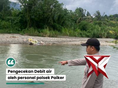 Personel polsek paiker cek ketinggian debit air