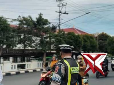 Personel Satuan Lalu Lintas Polres Lahat melaksanakan kegiatan himbauan kepada masyarakat