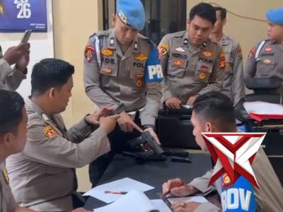 Pengecekan senpi dinas bag logisitik polres oku selatan oleh bidpropam.