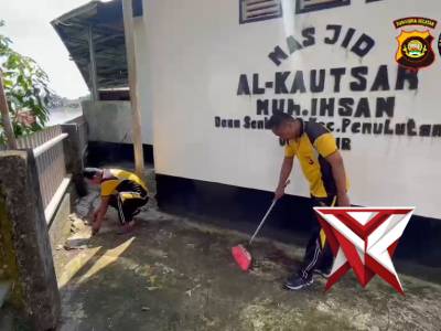 Kapolsek Pemulutan dan Personil Polsek Pemulutan melaksanakan giat Baksos di masjid Alkautsar - PoliceTube