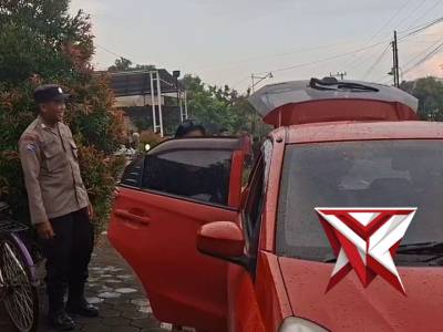 Bripka Agus Yulianto, memberikan pelayanan kepada jemaat gereja yang menjalankan ibadah di Gereja