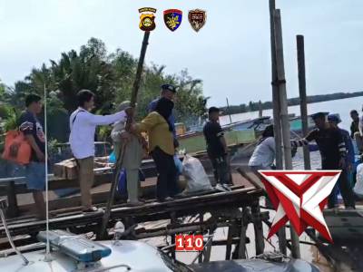 Menolong masyarakat naik turun speed di jembatan Pospol lalan