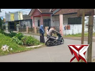 Anggota Polsek Jatiroto membantu masyarakat