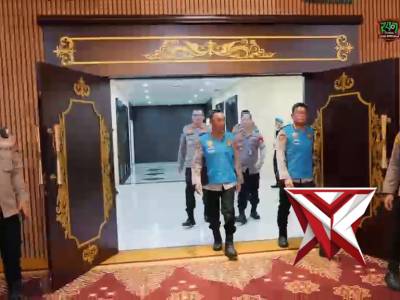 Kapolda Sumatera Selatan Irjen Pol Dr. Sandi Nugroho memimpin upacara pengambilan sumpah