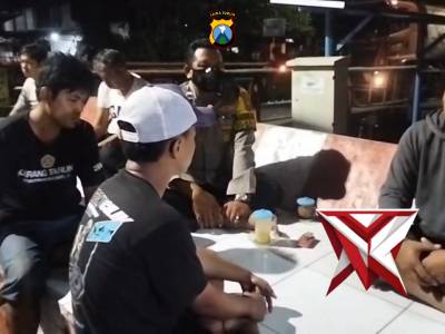 Polsek Mulyorejo cangkrukan Kamtibmas bersama Karang Taruna Kalisari