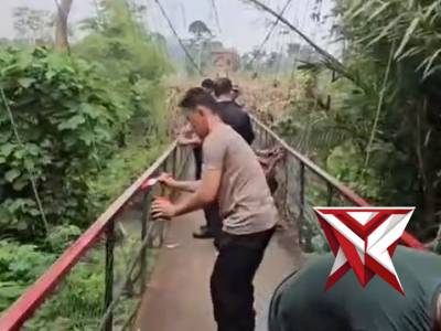 personil polres musi rawas melaksanakan renovasi jembatan, dengan harapan masyarakat aman dan nyaman