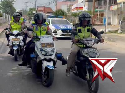 Motor mogok didorong polisi polresokihadir
