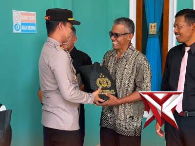 Jumat berkah Polsek Tungkal Jaya bersama Majelis Jamaah Gereja GPDI Desa Sumber Harum pada Ibadah ?? - PoliceTube