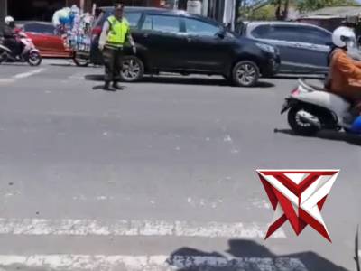 Personel Strong Point Pos Grogak membantu anak-anak sekolah menyebrang jalan wujudkan Kamseltibcar