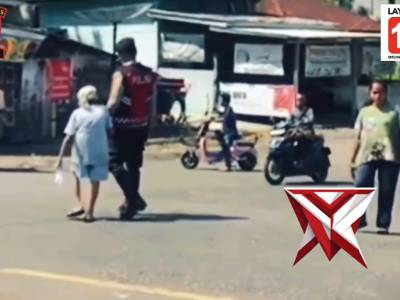 Humanis Sesuai Arahan Kapolda Sumsel,  Unit Patroli Polsek Ma Beliti Polres Musi Rawas Bantu Lansia