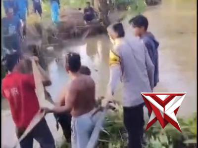 PERSONIL POLRES MUSI RAWAS MELAKUKAN EVAKUASI KORBAN LAKA LANTAS