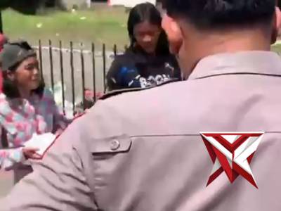 Anggota satlantas Berbagi dengan masyarakat