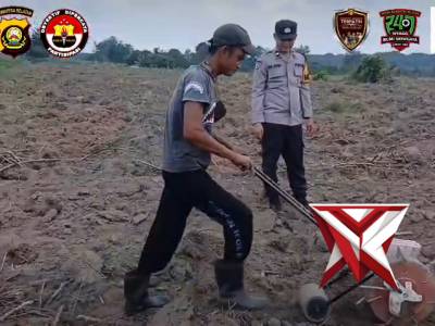 Beri bantuan bibit jagung ke kelompok tani