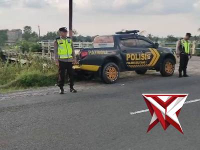 Personel Polsek Belitang I melaksanakan kegiatan Patroli - PoliceTube