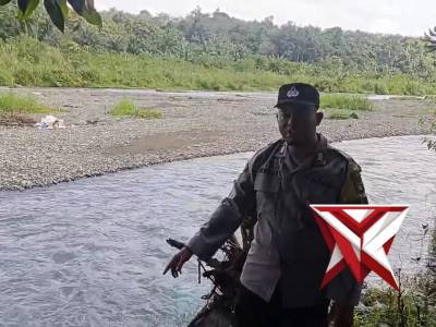 anggota polsek kikim selatan cek dan kontrol debit air .