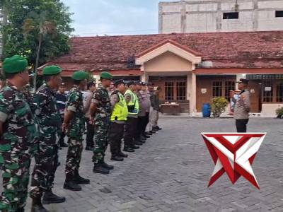 KAPOLSEK BALONGPANGGANG PIMPIN APEL PENGAMANAN KIRAB PEMBUKAAN MTQ TINGKAT KABUPATEN