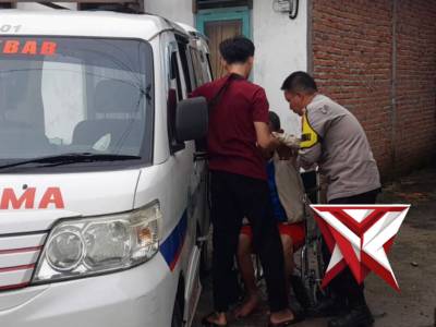 *Polisi Hadir untuk Masyarakat, Bhabinkamtibmas Dampingi Warga Berobat*