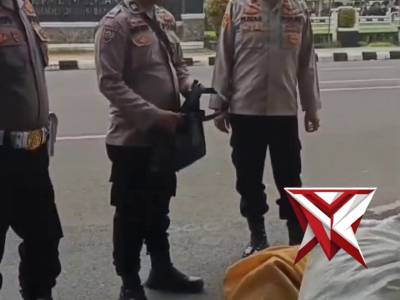 JUMAT AMAL KEBAIKAN POLSEK SEKAYU???? - PoliceTube