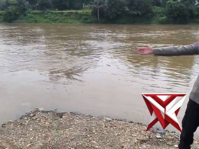 Pengecekan debit air sungai rawas | Polsek Rawas Ulu