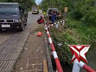 Rambu merah putih di jembatan sungai jernih