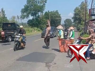 Anggota Polsek Jatiroto membantu masyarakat