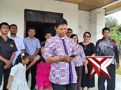 Anggota Polsek Pedamaran timur melaksanakan pengamanan gereja