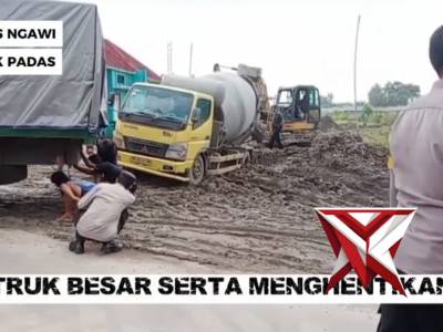 Polsek Padas Respon Cepat Berikan Bantuan Truk Terjebak di tanah