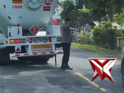 Respon cepat Polsek Ngawi Kota membantu mobil tangki Pertamina yang terperosok