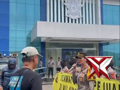 Personel Polres Cimahi melaksanakan Pelatihan Pengendalian Massa (Dalmas) guna meningkatkan kemampua