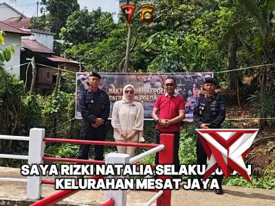 BAKTI SOSIAL KEPOLISIAN SATBRIMOB POLDA SUMSEL MEMBANGUN JEMBATAN MERAH PUTIH DI KEL. MESAT JAYA - PoliceTube