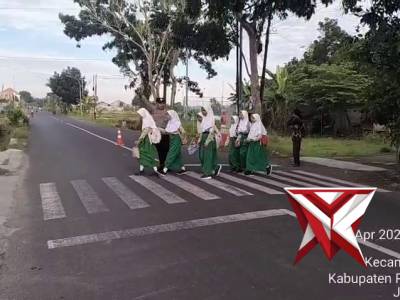 PENGATURAN ARUS LALU LINTAS DI DEPAN SEKOLAH MIN KONANG