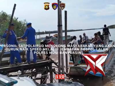 Menolong masyarakat naik turun speed di jembatan Pospol lalan