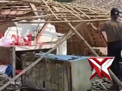 GOTONG ROYONG BANTU RUMAH WARGA ROBOH - PoliceTube