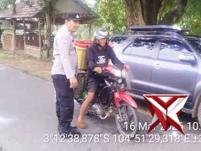 Samapta Polsek Jejawi giat KRYD rutin di depan Mako dg target orang, muatan dan surat kendaraan - PoliceTube