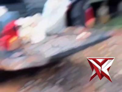 Personil polsek lalan membantu masyarakat menimbun jalan berlobang