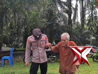 Aksi Humanis Personel Polres Musi Rawas Bantu Warga Sepuh Beribadah di Gereja