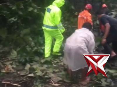 Polres Ngawi melalui Polsek Ngawi Kota bergerak cepat merespon kejadian angin puting beliung - PoliceTube