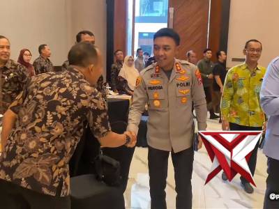 Kapolres Ngawi memberikan materi pada kegiatan Bimtek Musyawarah Kerja Kepala Sekolah se Kab Ngawi.