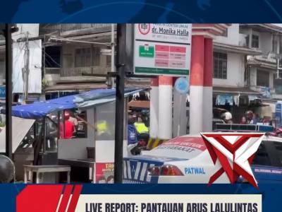 Mobil Mogok di Simpang Tugu Juang, Polantas Melawi Sigap bantu Dorong Kendaraan