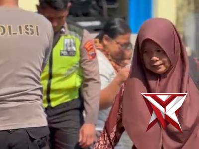 POLRESTA SURAKARTA BANTU EVAKUASI KORBAN BANJIR DI WILAYAH SURAKARTA - PoliceTube