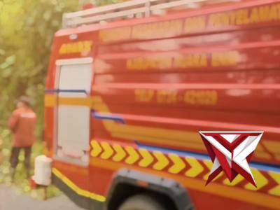 Polsek Gelumbang dan Pemerintah Kecamatan Gelumbang melaksanakan giat bersih sampah di bahu jalan Ke