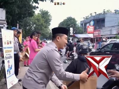 RAMADHAN PENUH BERKAH DI PURWAKARTA Jumat sore suasana depan Mako Polres Purwakarta